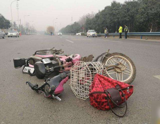 白色轿车起步撞倒电动车(白色电动车摔倒图片)